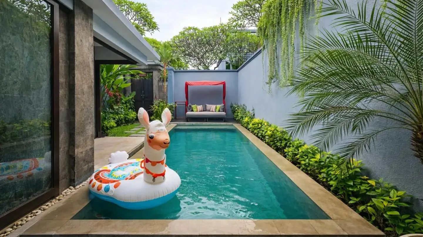 una piscina con un conejito de juguete en una balsa inflable en Seminyak Icon - by Karaniya Experience - CHSE certified en Seminyak