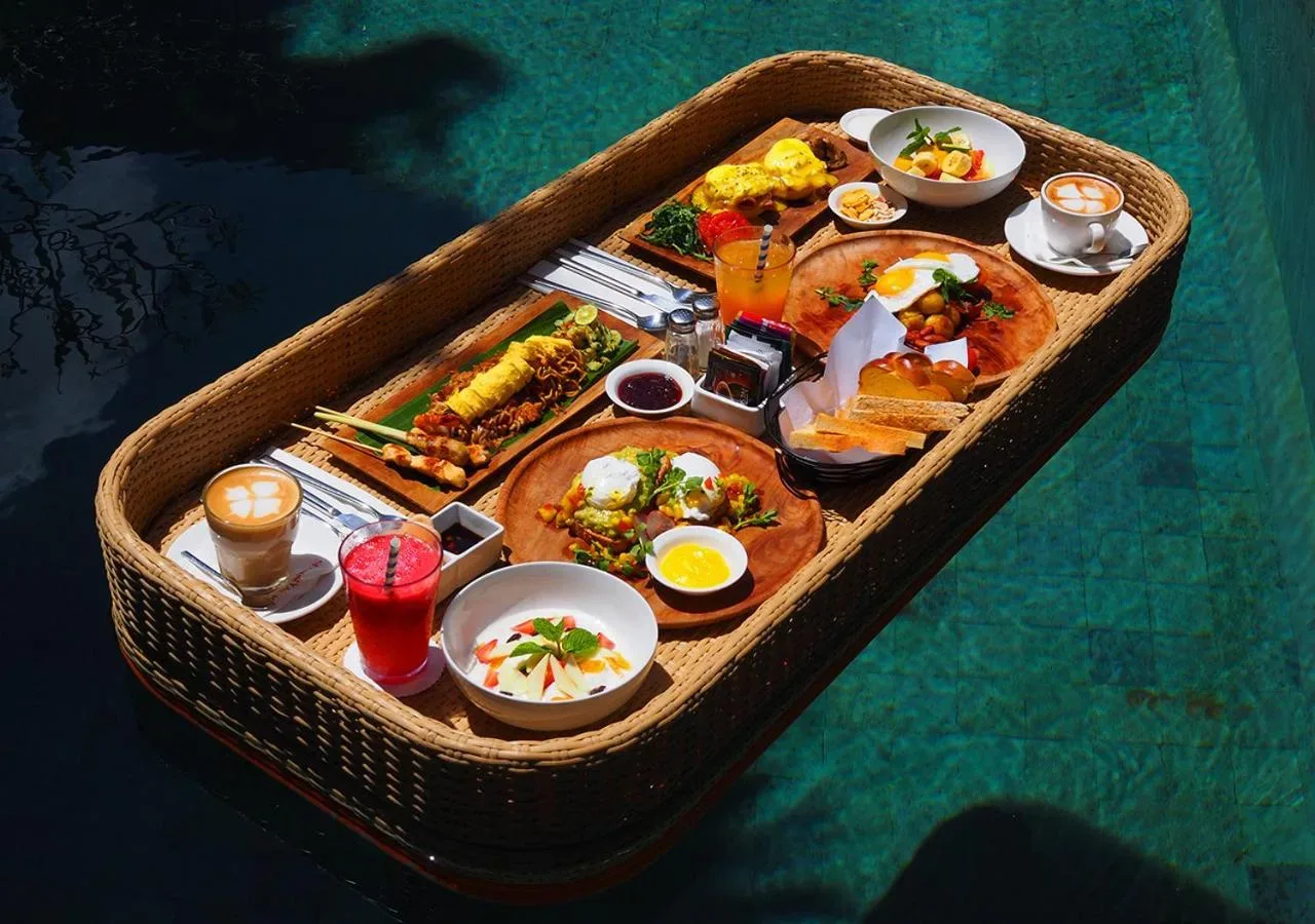 Desayuno flotante en una piscina en Seminyak Icon - by Karaniya Experience