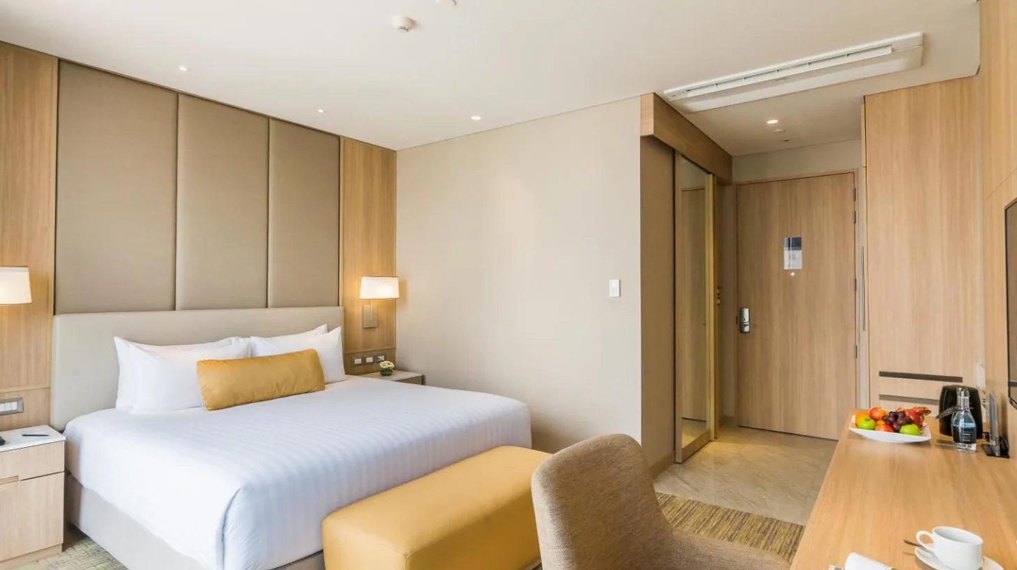 eine Kaffeekanne und zwei Flaschen auf einer Theke im SKYVIEW Hotel Bangkok - Sukhumvit in Bangkok