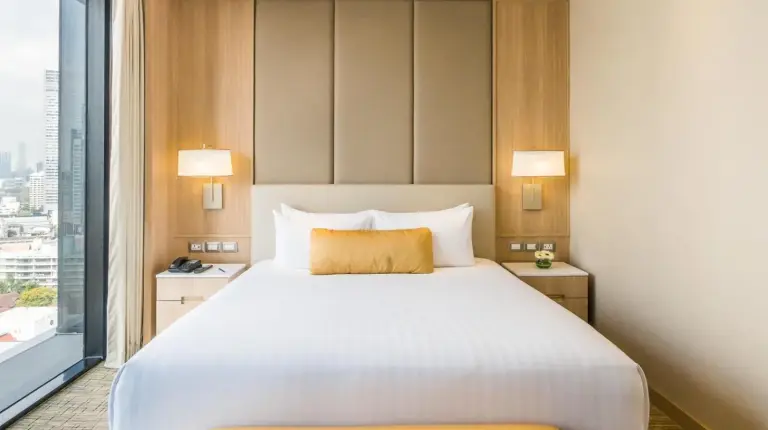 ein Zimmer mit einer Tür und einem Baseballschläger im SKYVIEW Hotel Bangkok - Sukhumvit in Bangkok