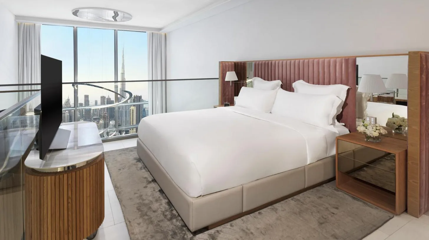 ein Schlafzimmer mit einem großen Bett und einem großen Fenster im SLS Dubai Hotel & Residences in Dubai