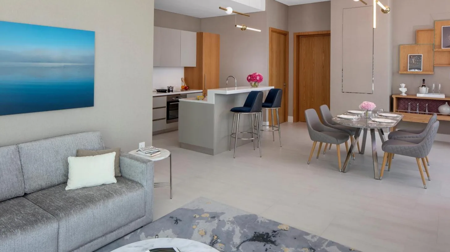 ein Hotelzimmer mit einem großen Bett und einem großen Fenster im SLS Dubai Hotel & Residences in Dubai