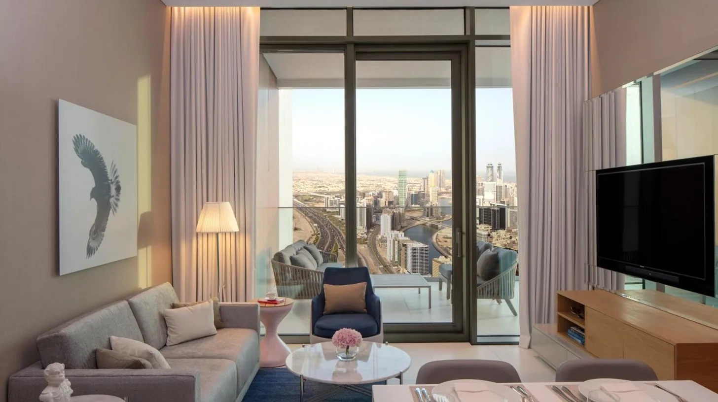ein Badezimmer mit einem Gemälde einer Frau an der Duschabtrennung im SLS Dubai Hotel & Residences in Dubai