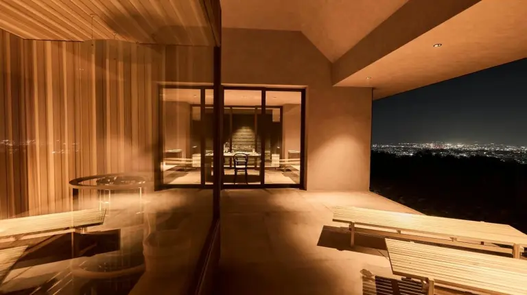 Ein Zimmer mit Blick auf die Stadt bei Nacht im Snow Peak YAKEI SUITE ABURAYAMA FUKUOKA in Fukuoka
