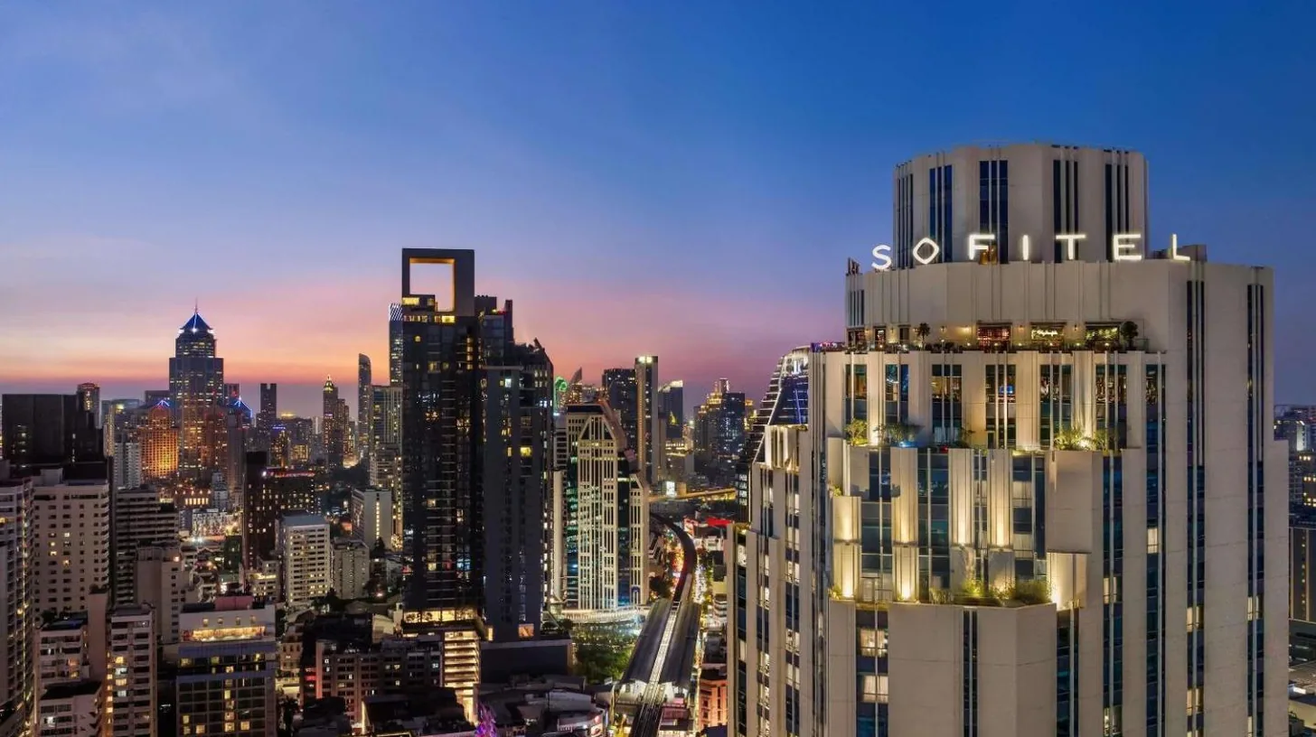 une vue du skyline nocturne de la ville au Sofitel Bangkok Sukhumvit à Bangkok