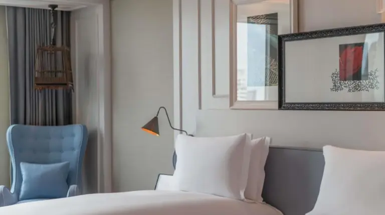 une chambre avec un lit et une salle de bain avec un lavabo au Sofitel Bangkok Sukhumvit à Bangkok