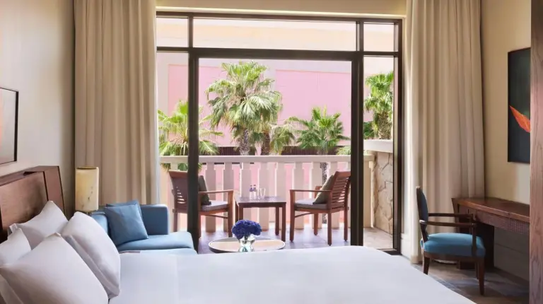 une chaise avec un coussin bleu sur un balcon au Sofitel Dubai The Palm Resort & Spa à Dubaï