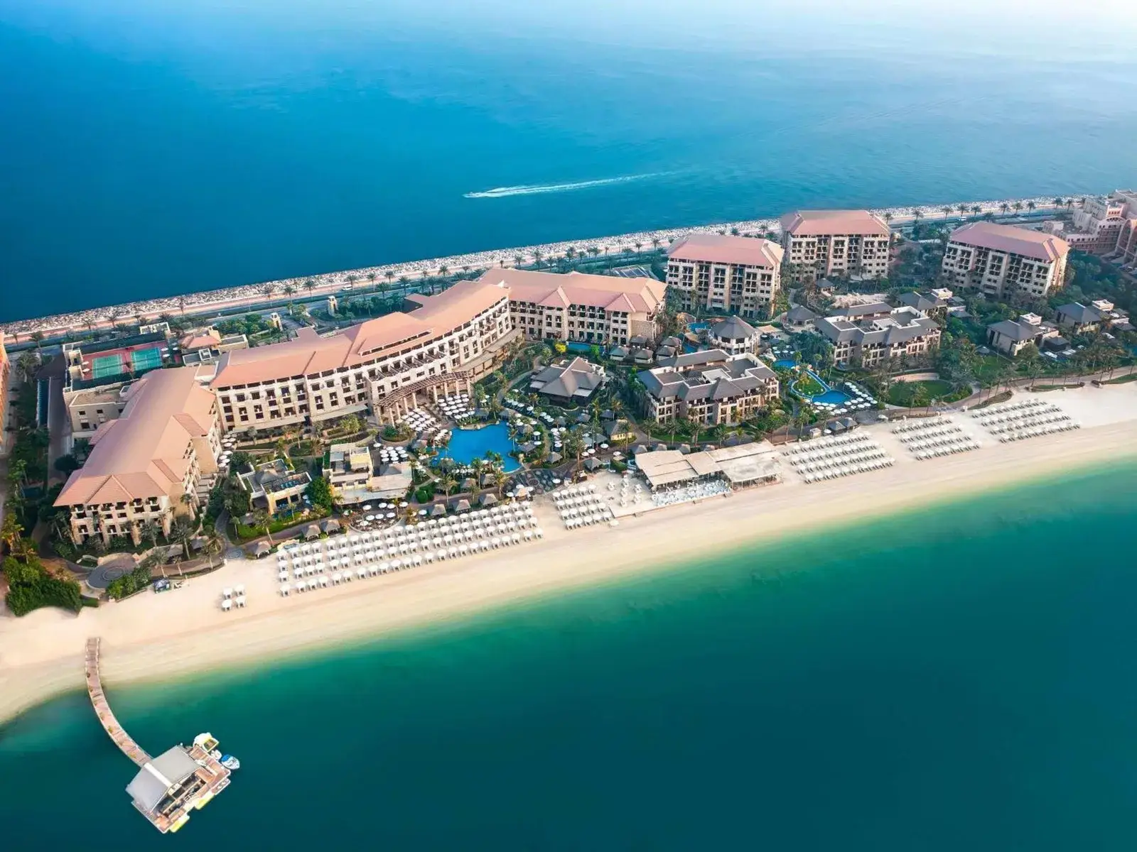 Vue aérienne du Sofitel Dubai The Palm Resort & Spa montrant sa plage et son architecture.