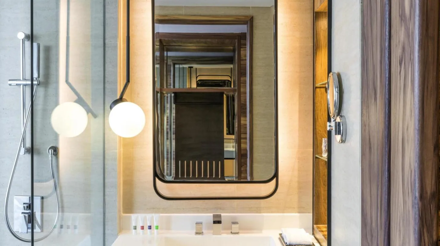 un baño con un lavabo y un espejo en Swissôtel Jakarta PIK Avenue en Yakarta