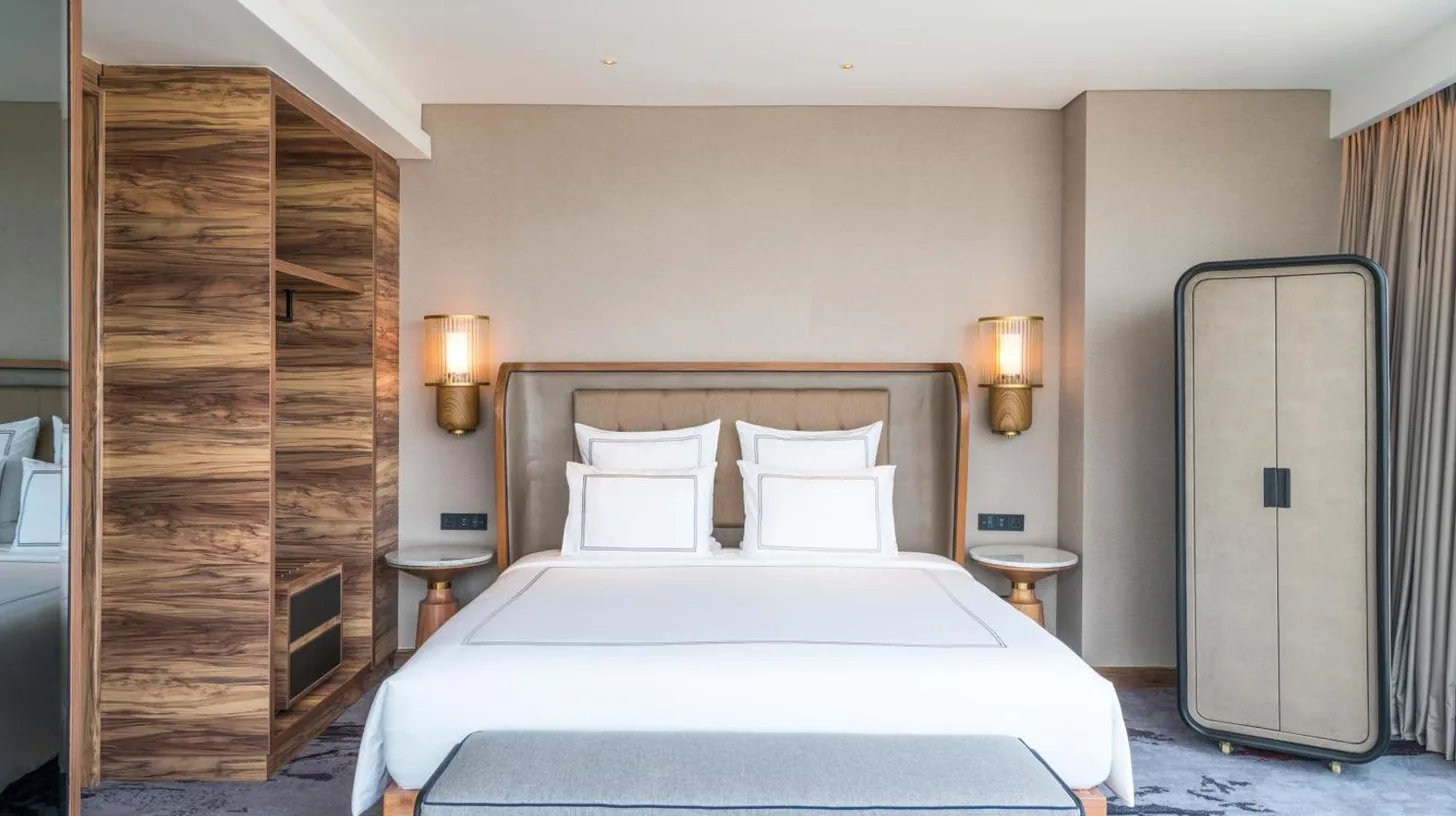 una habitación de hotel con una cama y un escritorio en Swissôtel Jakarta PIK Avenue en Yakarta