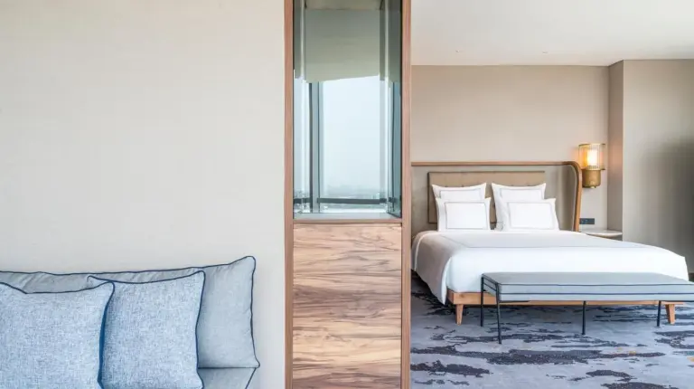 un dormitorio con una cama grande con almohadas blancas en Swissôtel Jakarta PIK Avenue en Yakarta