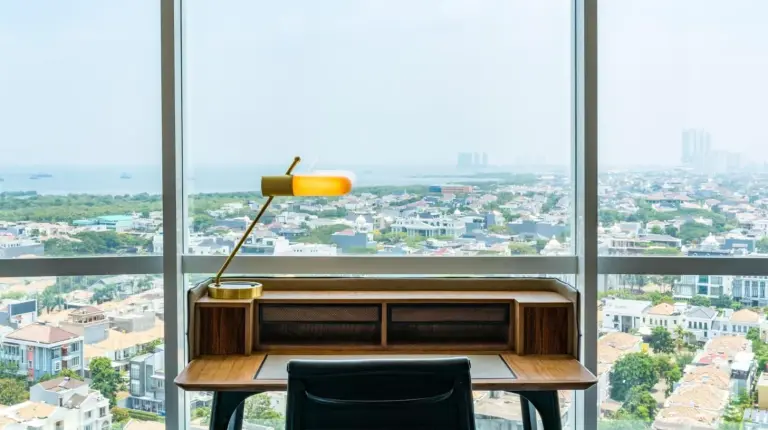 una habitación de hotel con una cama, un sofá y un televisor en Swissôtel Jakarta PIK Avenue en Yakarta
