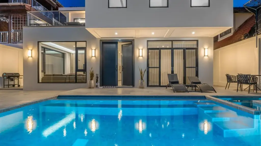 T M L-Urban Modern Pool Villa -4 bedrooms & 5 bathrooms - Private KTV - Prime Location -Family & Group