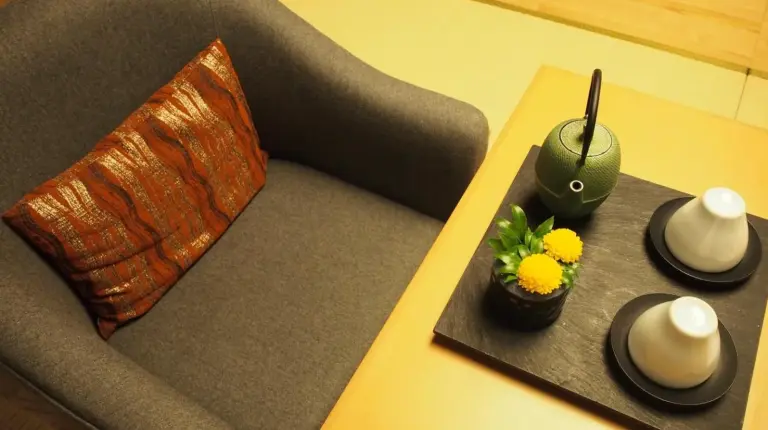 a room with two chairs and a table and a bed at Takanawa Hanakohro