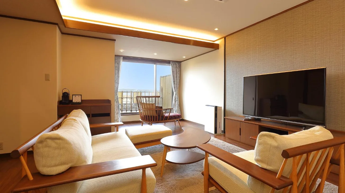 un salon avec un canapé et une télévision à écran plat à Taketoritei Maruyama à Arima Onsen à Kobe