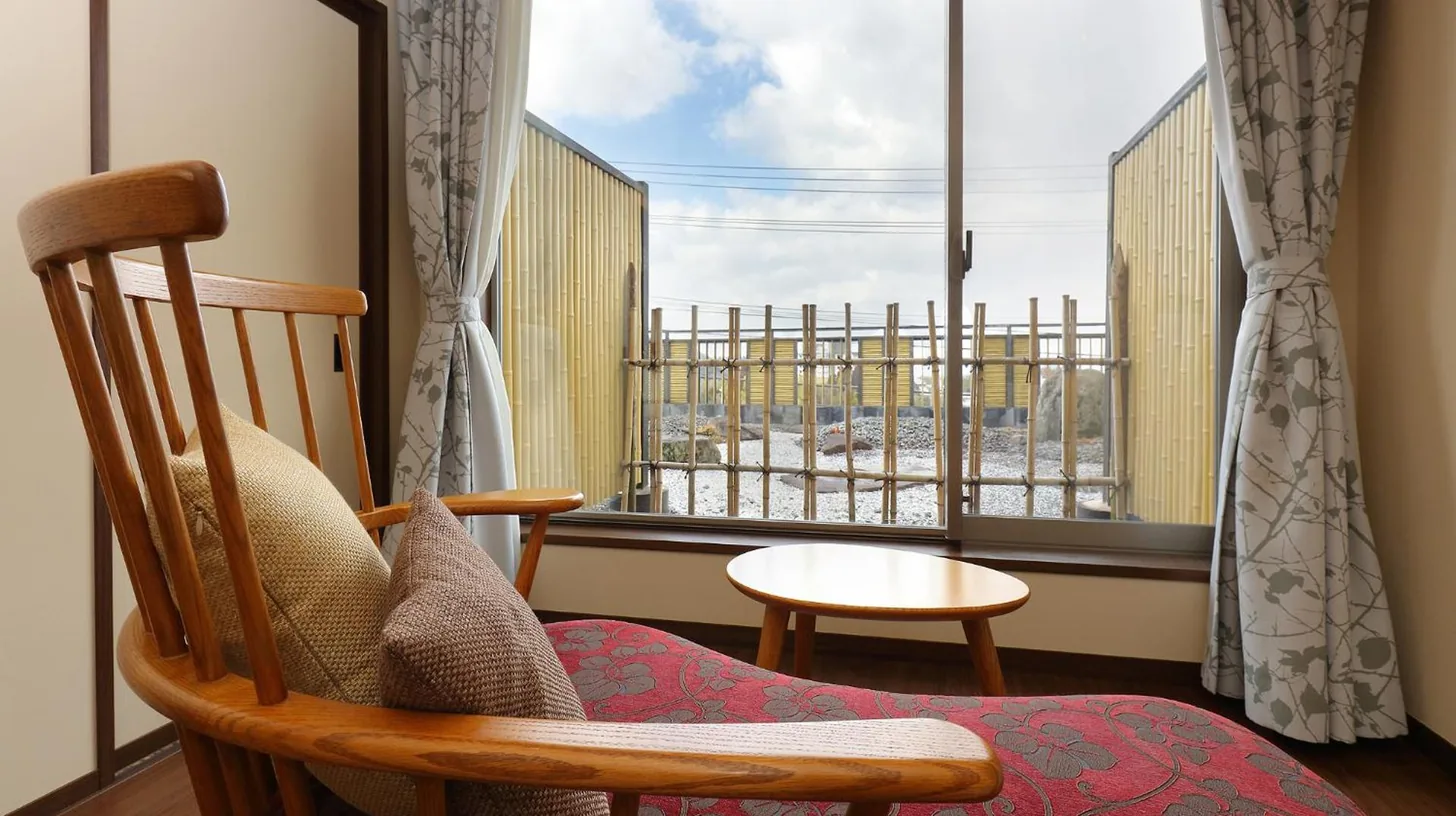un fauteuil à bascule devant une fenêtre à Taketoritei Maruyama à Arima Onsen à Kobe