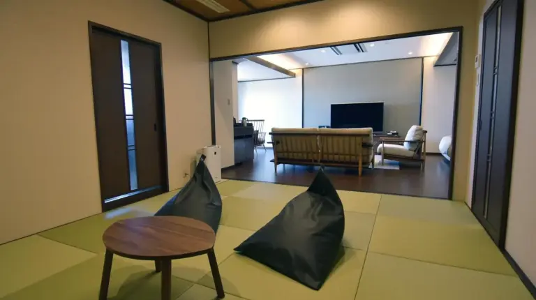 un salon avec une table et un canapé à Taketoritei Maruyama à Arima Onsen à Kobe