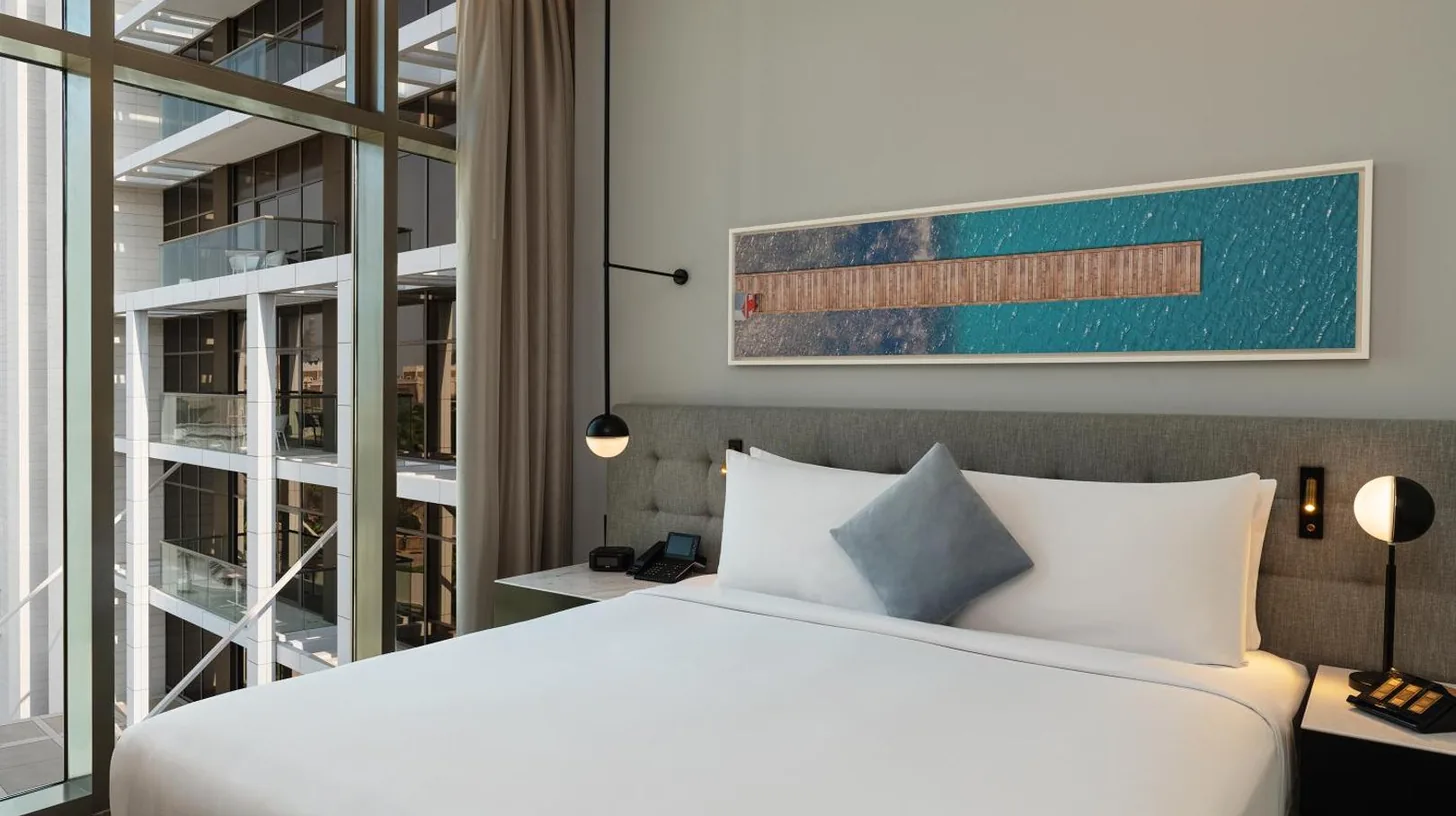 ein Badezimmer mit einem Waschbecken und einem Spiegel im Th8 Palm Dubai Beach Resort