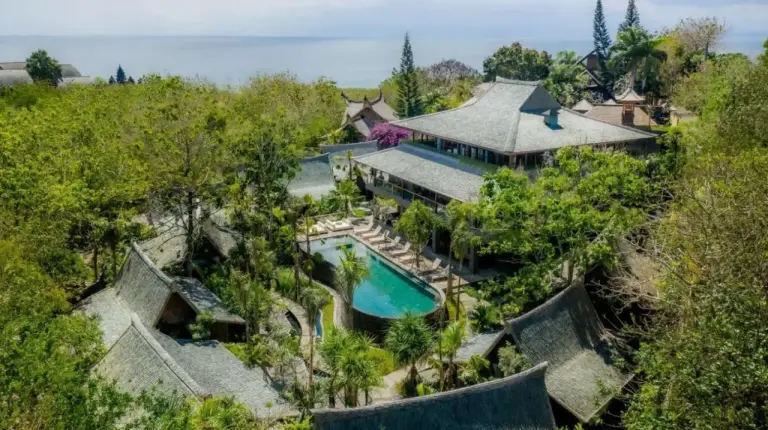 eine Luftaufnahme eines Resorts mit einem Swimmingpool im The Asa Maia - Bespoke Wellness Resort in Uluwatu