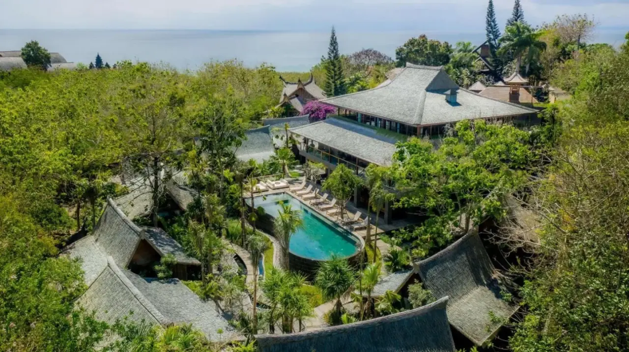 eine Luftaufnahme eines Resorts mit einem Swimmingpool im The Asa Maia - Bespoke Wellness Resort in Uluwatu