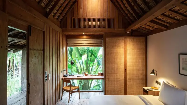 ein Schlafzimmer mit einem Bett und einem großen Fenster im The Asa Maia - Bespoke Wellness Resort in Uluwatu