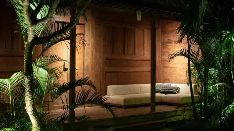 ein Wohnzimmer mit Sofa in einem Raum mit Pflanzen im The Asa Maia - Bespoke Wellness Resort in Uluwatu