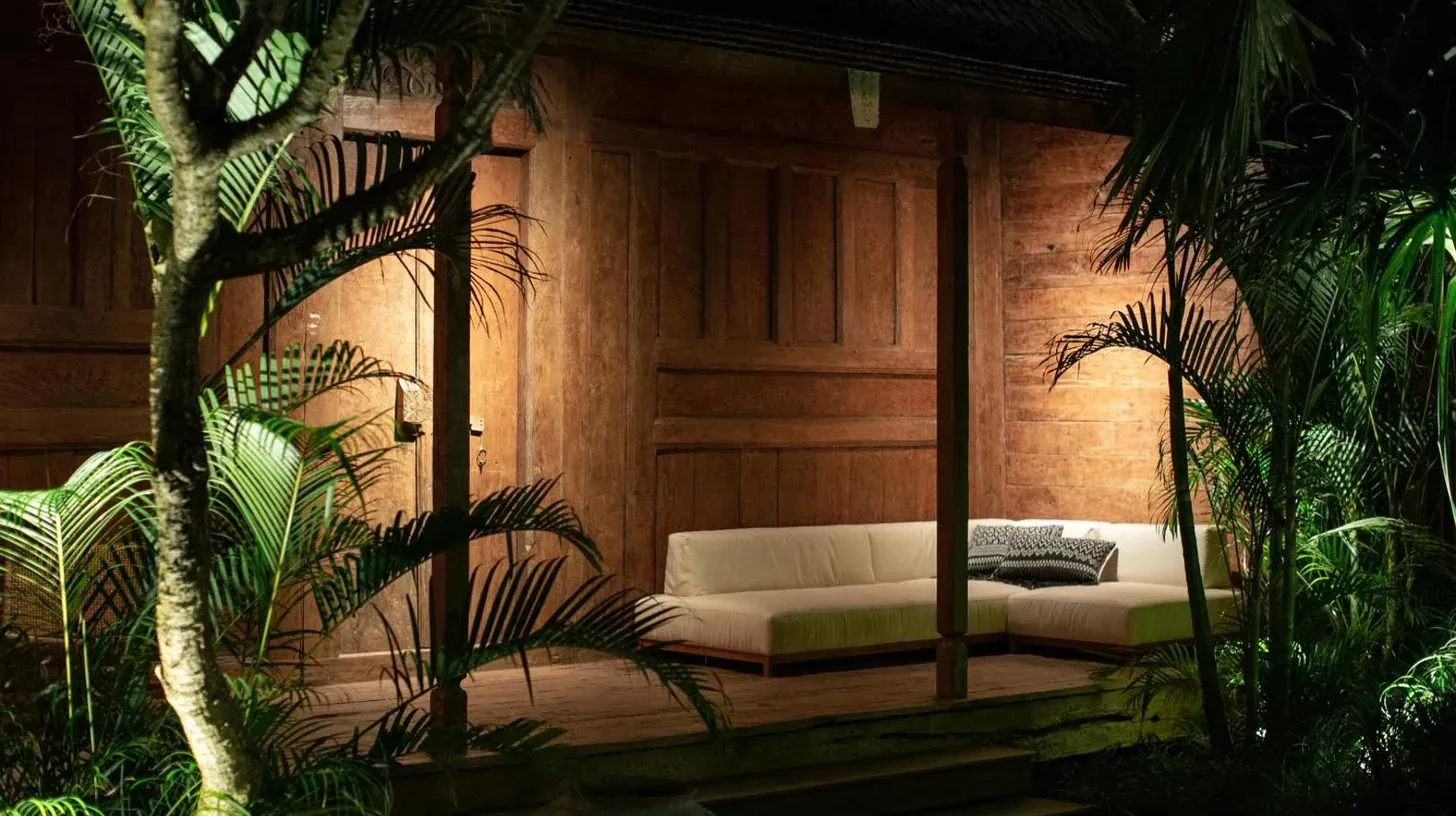 ein Wohnzimmer mit Sofa in einem Raum mit Pflanzen im The Asa Maia - Bespoke Wellness Resort in Uluwatu