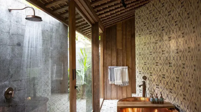 ein Badezimmer mit einer Holzwanne und Dusche im The Asa Maia - Bespoke Wellness Resort in Uluwatu