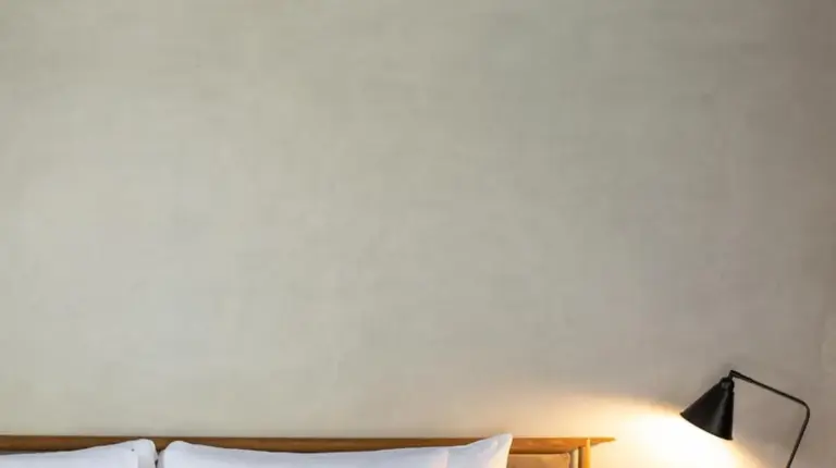 ein Schlafzimmer mit einem Bett und einer Lampe auf einem Tisch im The Asa Maia - Bespoke Wellness Resort in Uluwatu