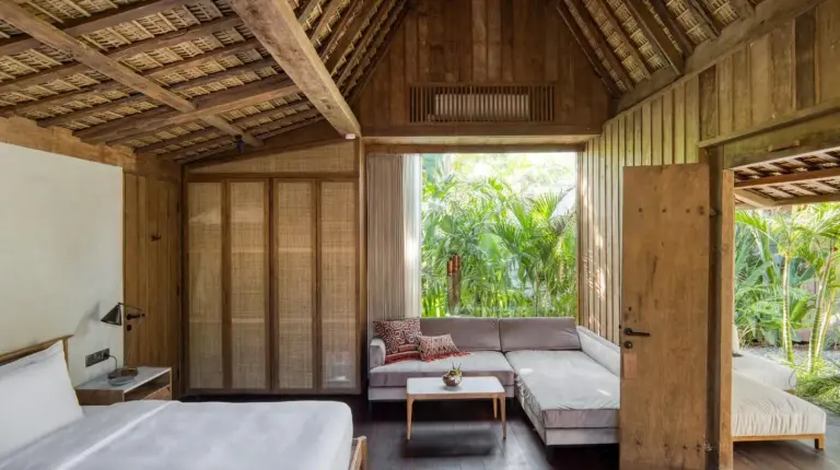 ein Wohnzimmer mit Sofa und Bett im The Asa Maia - Bespoke Wellness Resort in Uluwatu