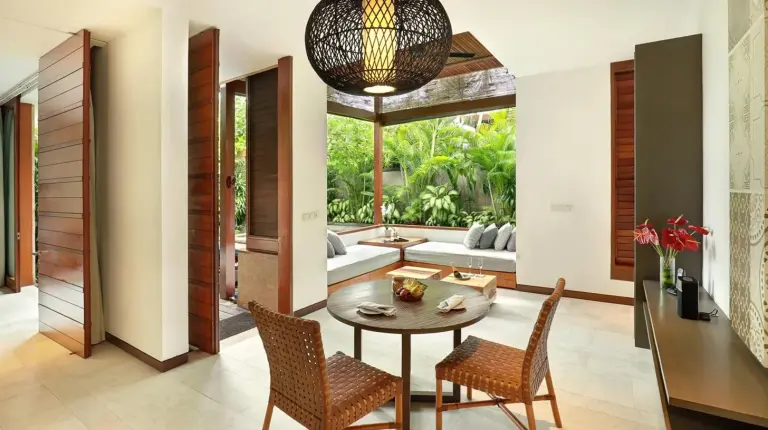 ein Speisesaal mit einem Tisch und Stühlen im The Elysian Boutique Villa Hotel in Seminyak