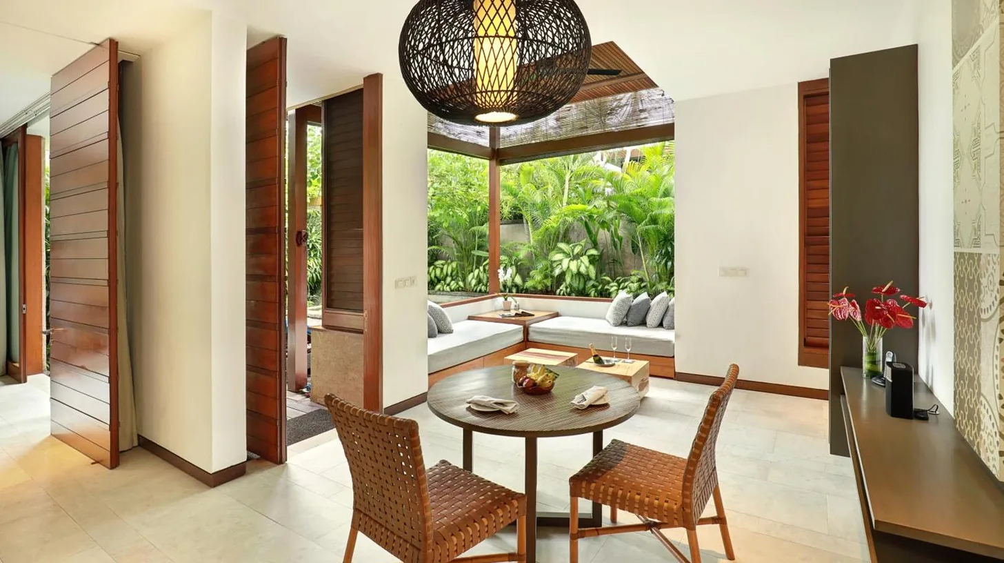 ein Speisesaal mit einem Tisch und Stühlen im The Elysian Boutique Villa Hotel in Seminyak