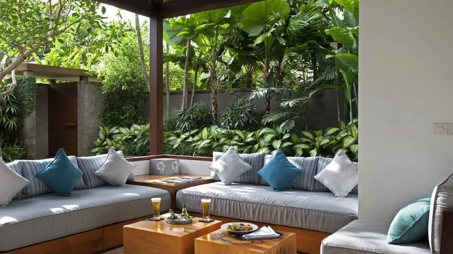 ein Raum mit einer Bank in einem Raum mit Fenstern im The Elysian Boutique Villa Hotel in Seminyak