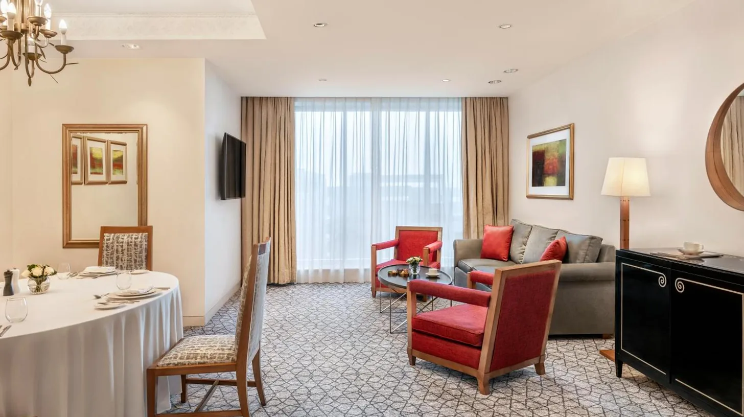 un salon avec un canapé et une table au The H Dubai à Dubaï