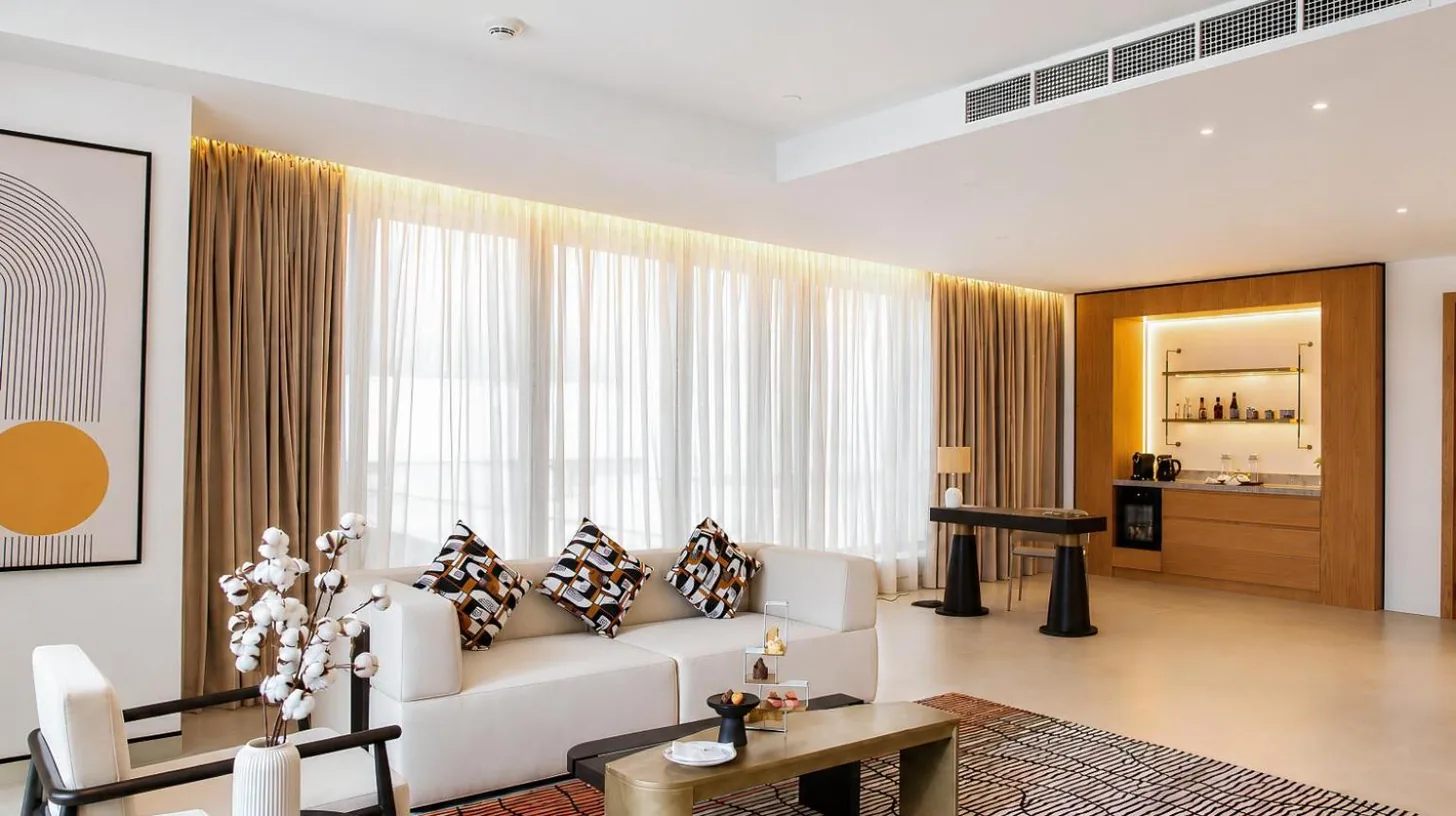 un salon avec un canapé et une télévision au The H Dubai à Dubaï