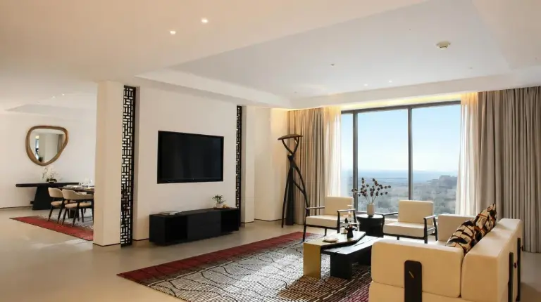 une chambre d'hôtel avec un lit et une grande fenêtre au The H Dubai à Dubaï