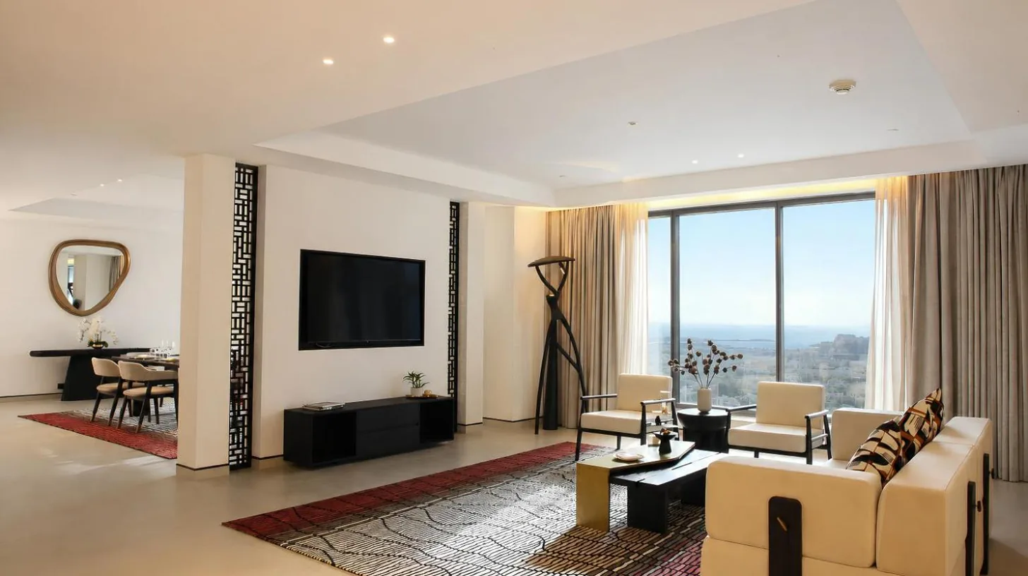 une chambre d'hôtel avec un lit et une grande fenêtre au The H Dubai à Dubaï