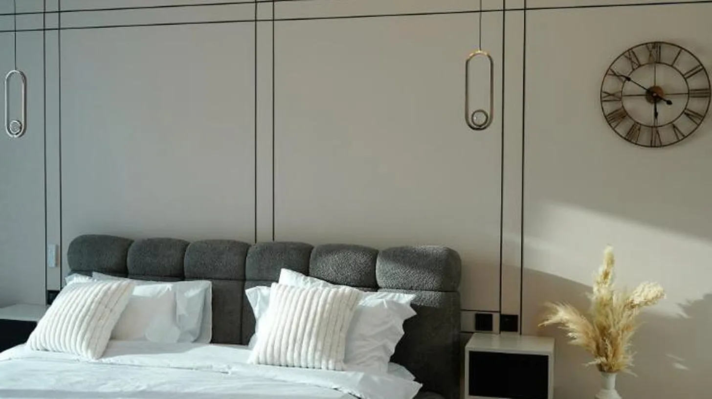 une chambre avec un grand lit et une télévision à TOP VIEW Beachfront