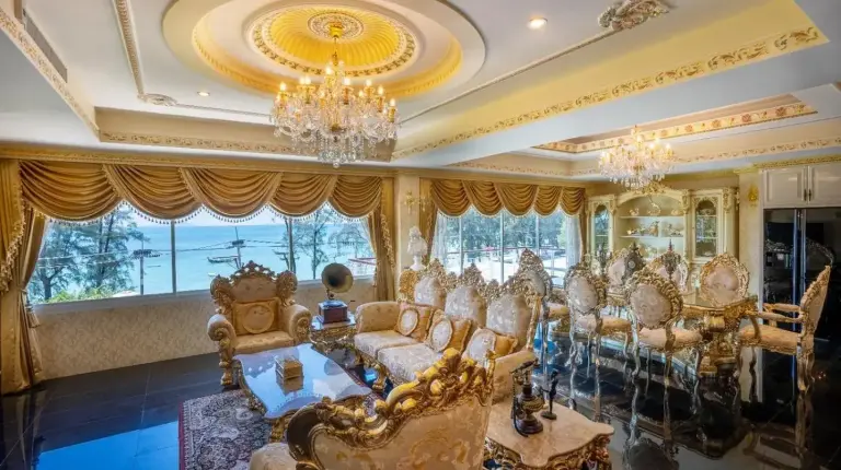 un grand salon rempli de mobilier et d'un lustre au Penthouse deux chambres vue mer Rawai Beach Phuket à Phuket Town