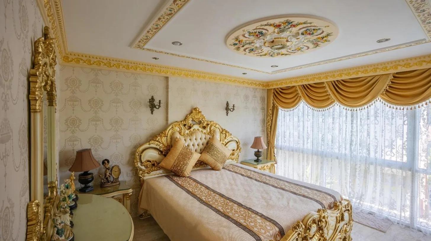 une grande salle de bain avec une grande baignoire et une fenêtre au Penthouse deux chambres vue mer Rawai Beach Phuket à Phuket Town