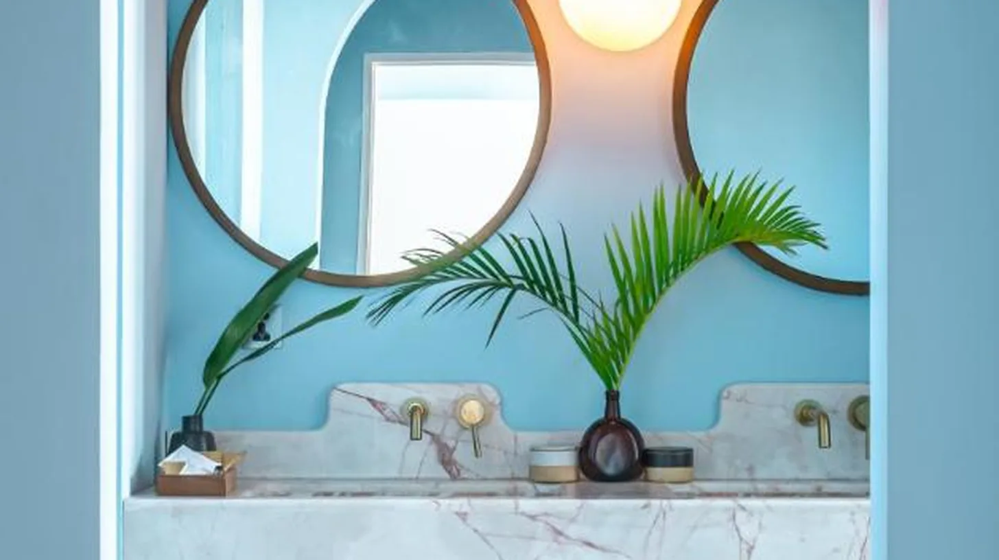 une salle de bain avec deux miroirs sur une étagère et un lavabo à Ulu Cliffhouse - Adults Only à Uluwatu