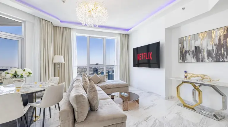 ein Wohnzimmer mit Sofa und Tisch bei Aufgerüstete Zwei‑Schlafzimmer‑Apartment in Marina in Dubai