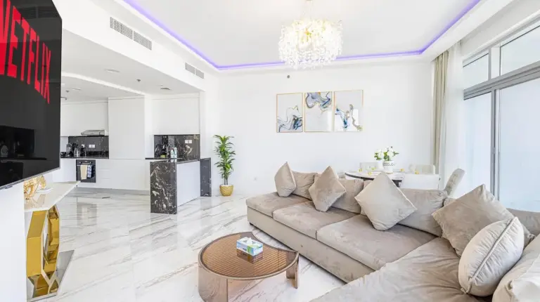 ein weißes Schlafzimmer mit Bett und Fenster bei Aufgerüstete Zwei‑Schlafzimmer‑Apartment in Marina in Dubai