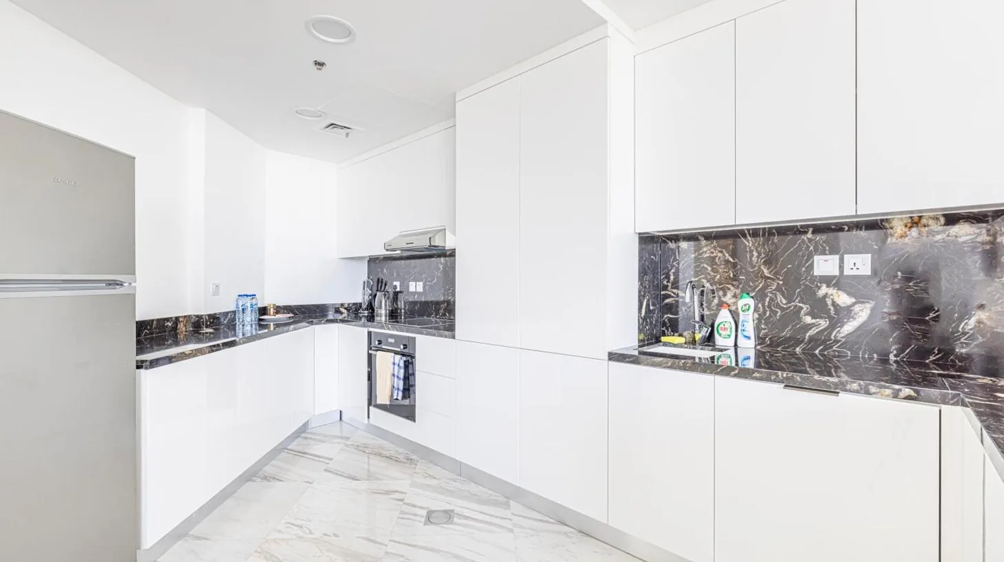 ein Schlafzimmer mit großem weißen Bett und großem Fenster bei Aufgerüstete Zwei‑Schlafzimmer‑Apartment in Marina in Dubai
