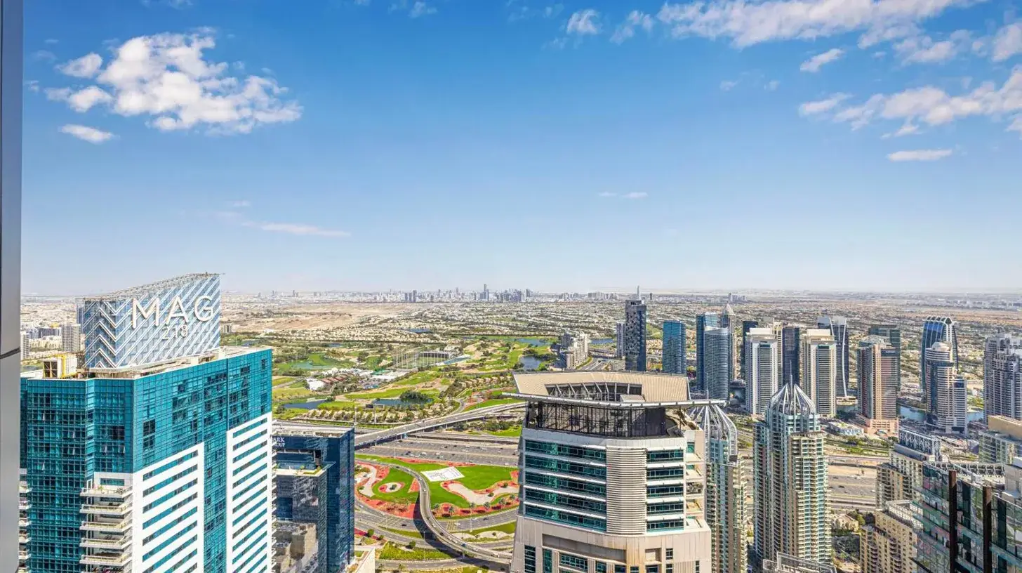 ein weißes Schlafzimmer mit Bett und Lampe bei Aufgerüstete Zwei‑Schlafzimmer‑Apartment in Marina in Dubai