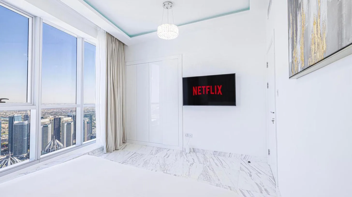 ein Flur mit Spiegel und weißen Wänden bei Aufgerüstete Zwei‑Schlafzimmer‑Apartment in Marina in Dubai