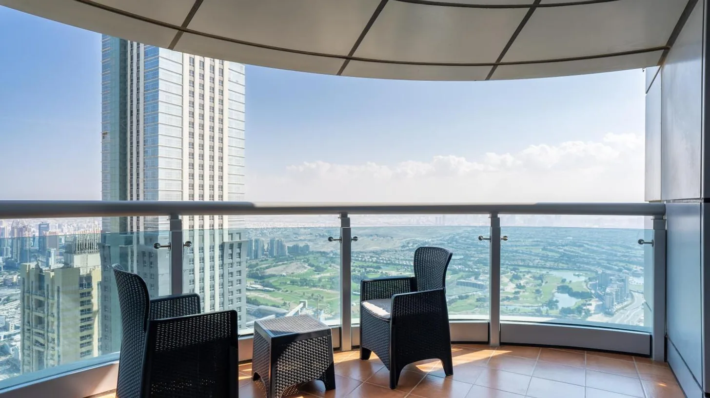 una habitación con sillas y una mesa en la parte superior de un edificio en Veer Apartments - 82nd Floor Princess Tower - Palm View en Dubái