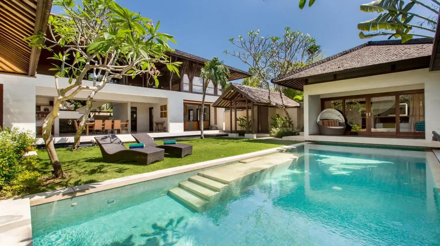 una piscina en el patio trasero de una casa en Villa Air Bali Boutique Resort and Spa en Seminyak