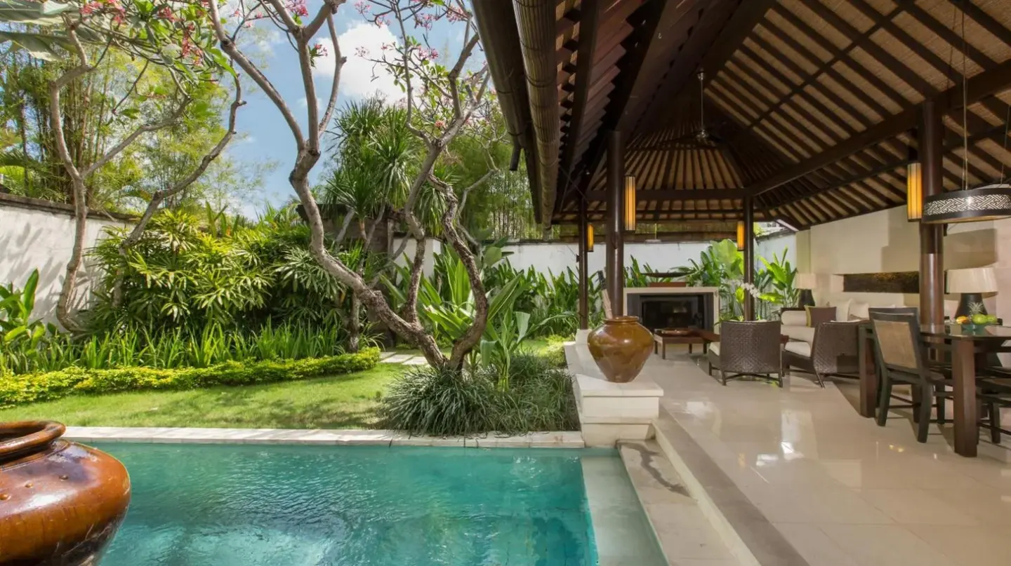 una piscina en una casa con villa en Villa Air Bali Boutique Resort and Spa en Seminyak