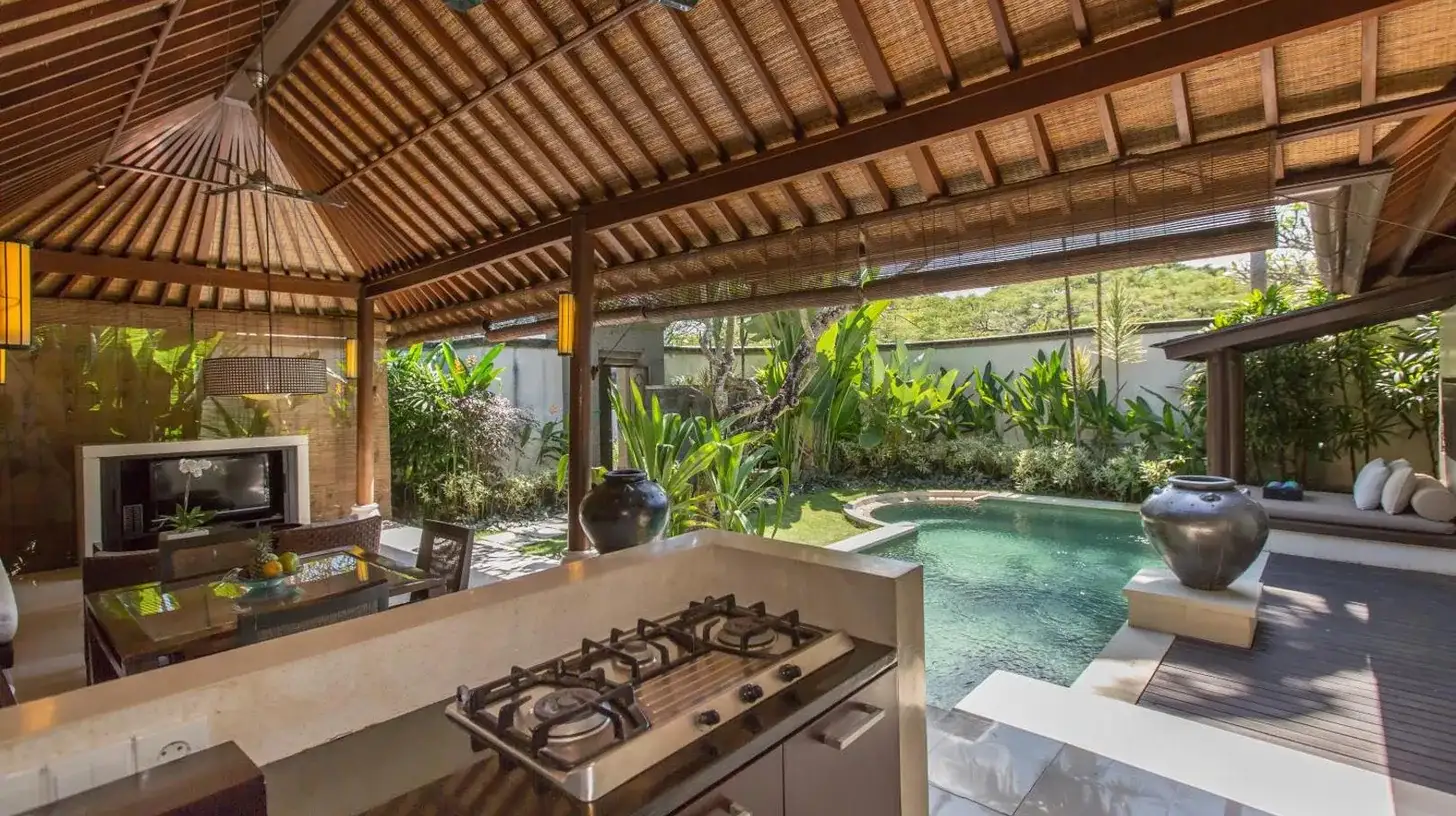 una piscina en el patio trasero con casa en Villa Air Bali Boutique Resort and Spa en Seminyak